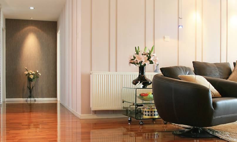 1565852409651070.jpg 在我們挑選暖氣片時(shí),不僅要看價(jià)格,還要看產(chǎn)品和服務(wù),才能避免吃虧上當(dāng)。
選擇暖氣片從哪些角度出發(fā)?
1.看材質(zhì)
材質(zhì)影響到產(chǎn)品的使用和壽命。廠家選擇的材質(zhì)過關(guān),不僅在使用中減少漏水等問題,還能夠延長暖氣片的壽命。用戶在挑選材質(zhì)時(shí),可以咨詢一下鋼管或銅管的壁厚,一些特殊產(chǎn)品的片頭和壁厚是不同的,片頭需要加厚,才能抵抗住常年侵蝕。材質(zhì)要求均勻,無凸起,無水波紋。
2.看安裝
很多廠家都有自己的安裝隊(duì),或者有固定合作的安裝隊(duì)。安裝人員統(tǒng)一持證上崗,經(jīng)驗(yàn)豐富。對自己工廠的產(chǎn)品也比較了解,在測量、方案設(shè)計(jì)中考慮細(xì)致全面。暖氣片安裝時(shí)噪音小,測量、打孔、懸掛、打壓等步驟齊全考究,接口緊密,管路布局橫平豎直,彎管接頭少。
3.看工藝
暖氣片的生產(chǎn)工藝和品牌廠家密不可分。有些不良小廠家采用回收二手暖氣片,簡單去銹刷漆之后再投放市場,雖然暖氣片價(jià)格很便宜,但這種暖氣片往往使用不了一兩年就會(huì)漏水。真正品質(zhì)好的暖氣片,往往通過下料、打孔、焊接、組裝、打壓、打磨、噴涂等幾十道精細(xì)工序生產(chǎn)而成,后還有嚴(yán)格的質(zhì)檢。這樣的暖氣片使用起來才會(huì)安心。
4.看售后
正規(guī)產(chǎn)品都有相關(guān)的質(zhì)保協(xié)議,在質(zhì)保期內(nèi)出現(xiàn)質(zhì)量問題可以免費(fèi)更換,因?yàn)榕瘹馄钠焚|(zhì)問題給用戶造成的財(cái)產(chǎn)損失,還可以通過保險(xiǎn)賠付。強(qiáng)大妥善的售后不僅是品牌實(shí)力的體現(xiàn),也是產(chǎn)品過硬品質(zhì)的體現(xiàn)。
5.看品牌
一款品牌形成往往需要多少年的沉淀和口碑傳播,才能在市場上占領(lǐng)一席之地。品牌類廠家,不僅有實(shí)力在選材、工藝方面投入較高的成本,在后期服務(wù)上也有相關(guān)的保障。一旦產(chǎn)品出現(xiàn)問題,可以免費(fèi)更換,出現(xiàn)暖氣片不熱等問題,還可以上門維修。不會(huì)出現(xiàn)暖氣片漏水等問題找不到廠家、相互推卸責(zé)任等問題。
挑選暖氣片時(shí),不僅要看價(jià)格,還要看產(chǎn)品和服務(wù),才能避免吃虧上當(dāng)。
更多資訊盡在鼎格舒適家,免費(fèi)設(shè)計(jì)方案和報(bào)價(jià)。鼎格舒適家m.ahdz.com.cn(全稱四川鼎格舒適家科技有限公司)是知名成都地暖公司,專業(yè)提供地暖,暖氣片,中央空調(diào),新風(fēng),凈水系統(tǒng)的銷售,設(shè)計(jì),安裝等服務(wù)。